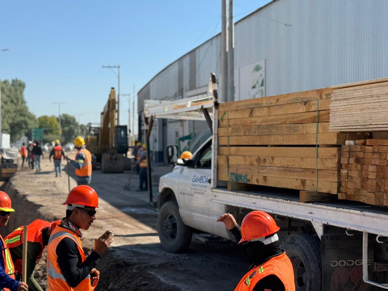 Camión Gamboa Entregando en Obra Real