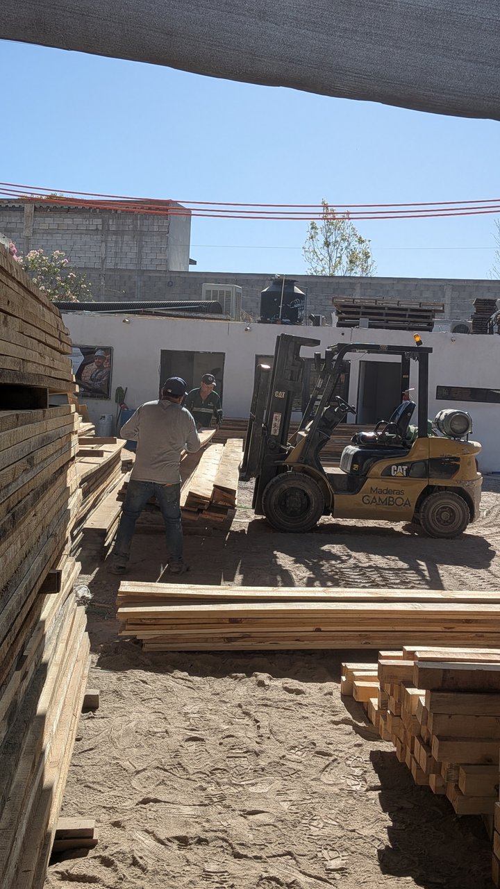 Operación Real con Montacargas CAT Maderas Gamboa